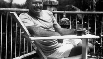 Ernest_Hemingway_at_the_Finca_Vigia,_Cuba_1946