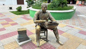 Estatua_Gabriel_García_Márquez_plaza_Aracataca-Colombia