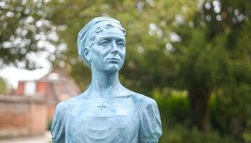Jane- x Austen-statue-at-Winchester-Cathedral